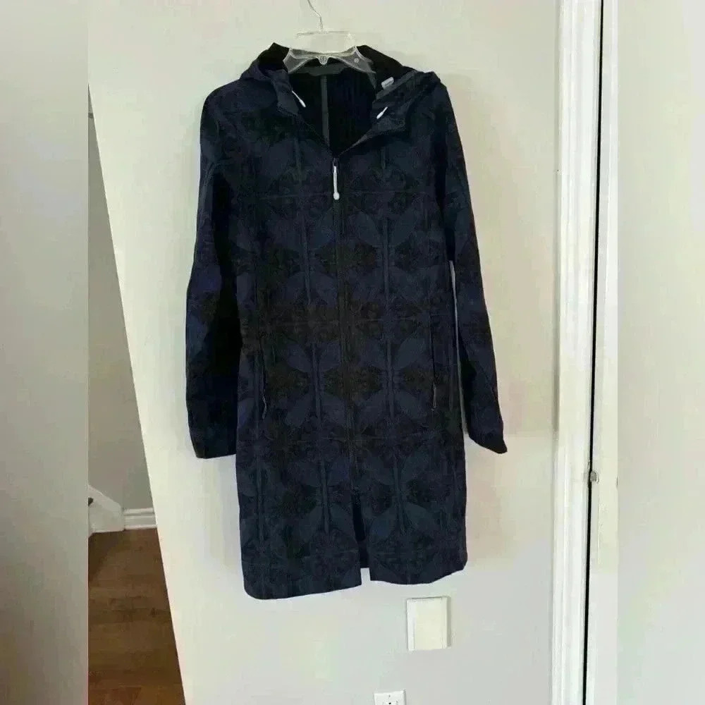 Lululemon après yoga jacket with hoodie Dansera in the snow. Ptp 19” hei…
